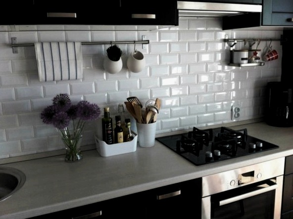 Delantal de cocina: qué diseño y materiales elegir para terminar el área de trabajo en la cocina.