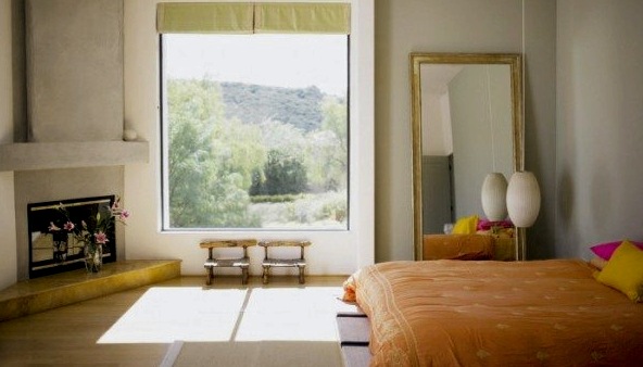 La ventana del dormitorio es un elemento importante del interior.