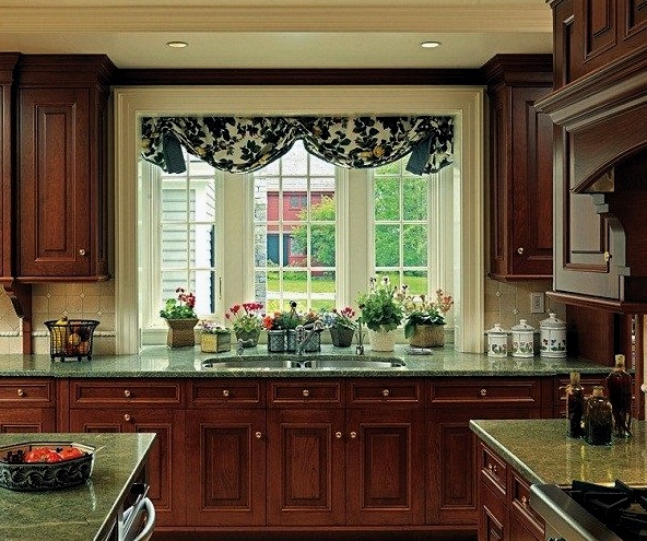 ¿Qué cortinas son las mejores para la decoración de ventanas en la cocina?