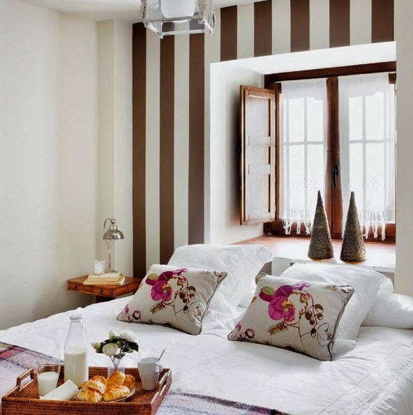 Papel tapiz adecuado para un dormitorio pequeño: cómo tomar la decisión correcta