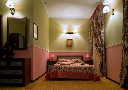 Papel tapiz adecuado para un dormitorio pequeño: cómo tomar la decisión correcta