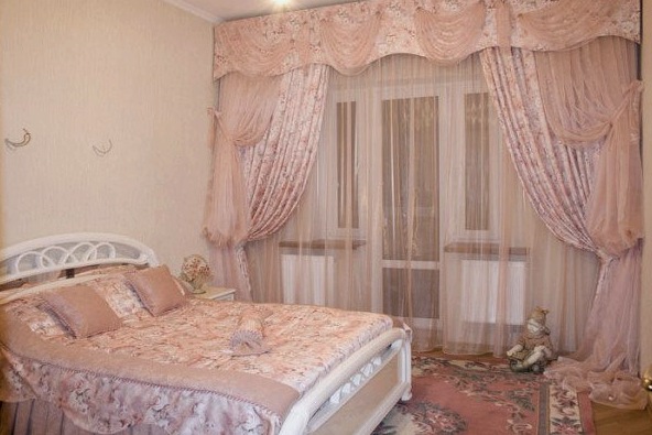 Colchas y cortinas para el dormitorio: el estilo de la decoración textil.