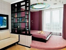 Dividir una habitación en un dormitorio y una sala de estar: combinar funcionalidad en el interior
