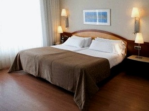 La ubicación de la cama en el dormitorio.