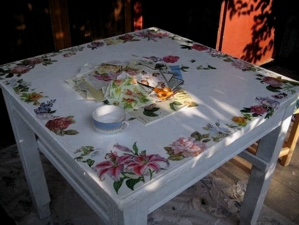 ¿De qué manera puede llevar a cabo la restauración de la mesa con sus propias manos?