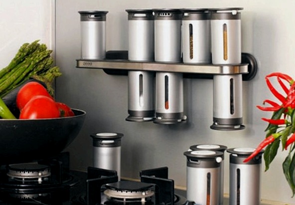 Variedad de sistemas de almacenamiento en la cocina.