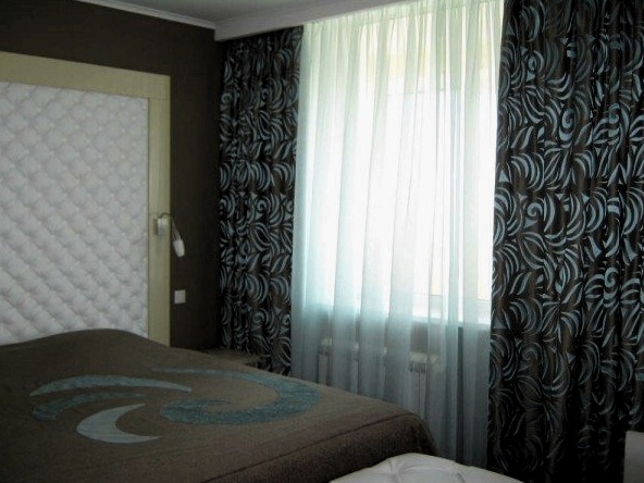 Elegir cortinas elegantes y hermosas para el dormitorio.