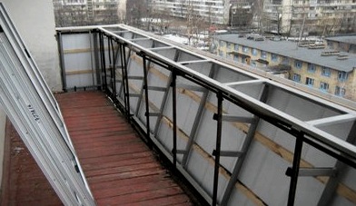Dormitorio en el balcón: una forma de aumentar el espacio habitable
