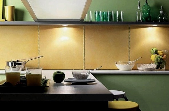 Cómo elegir un material para un delantal de cocina y cómo instalarlo usted mismo.