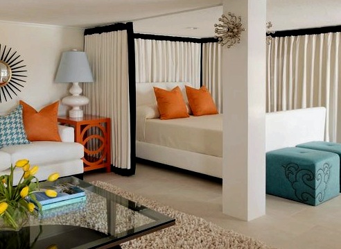 Sala de estar y dormitorio en una habitación: una opción eficaz para ahorrar espacio utilizable sin comprometer su funcionalidad.