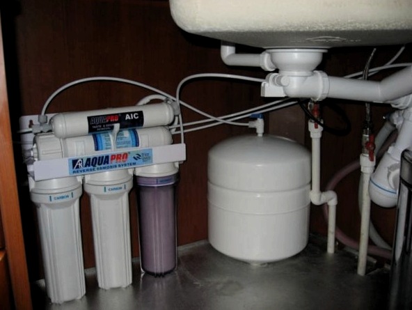 Criterios para elegir filtros para la purificación de agua en un apartamento.
