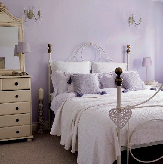 El color de las paredes del dormitorio: elige un tono base.
