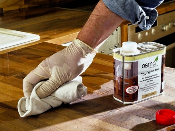 ¿Cómo se puede cubrir una encimera de madera en la cocina?
