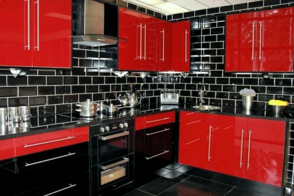 ¿Cómo hacer que una cocina roja y negra sea cálida y acogedora?
