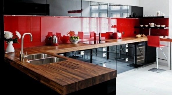 ¿Cómo hacer que una cocina roja y negra sea cálida y acogedora?