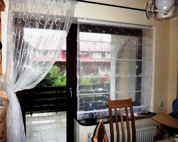 Cómo elegir cortinas para una cocina con puerta de balcón.