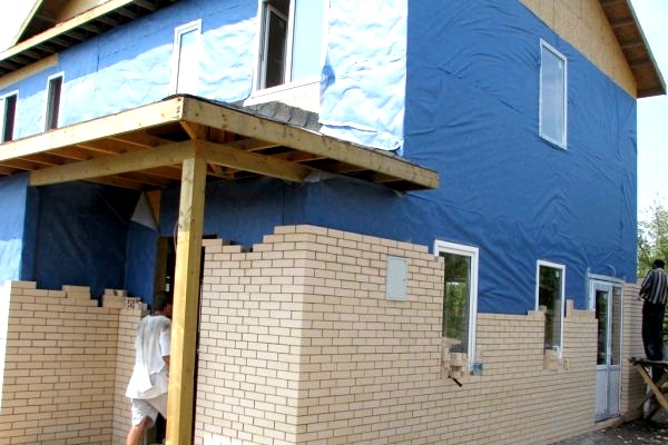 Cómo cubrir una casa de marco con un ladrillo: instrucciones paso a paso