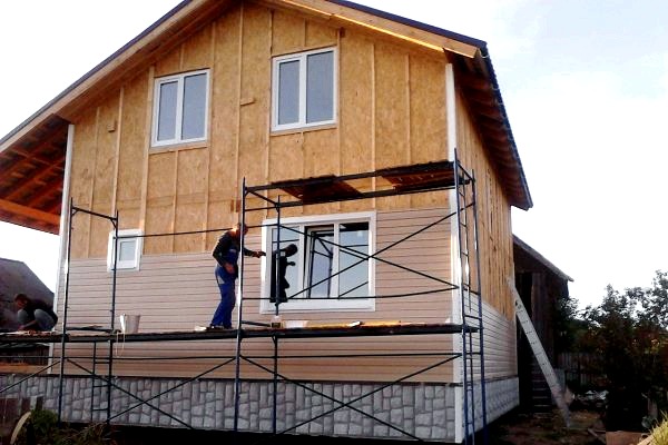 Cómo terminar una casa de marco desde el exterior: opciones con fotos