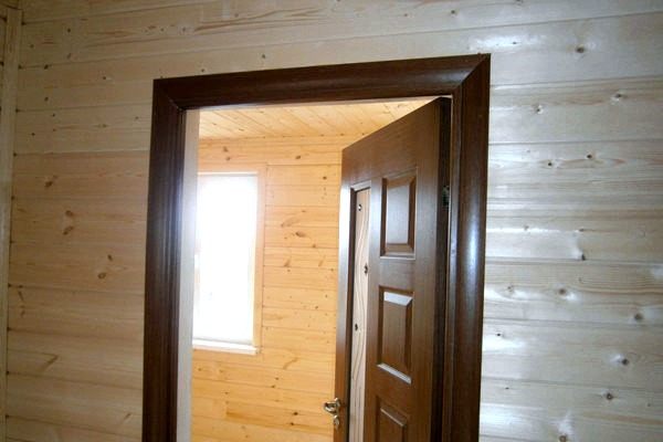 Instalación de la puerta en la casa marco