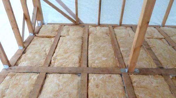 Aislamiento del piso en una casa de marco sobre pilotes: ¿qué y cómo?