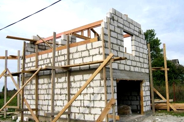 Cómo construir una casa a partir de bloques de espuma de forma correcta y económica