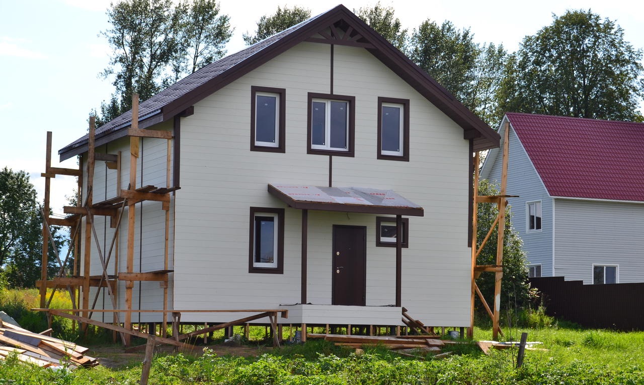 Las mejores opciones para terminar la fachada de una casa de marco: nuestra selección