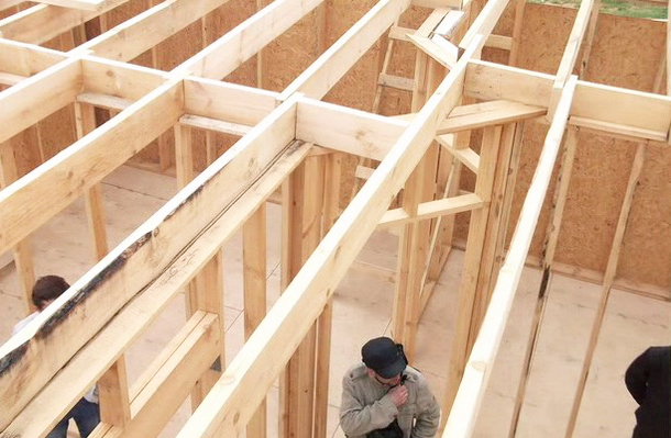 Instalación de pisos en una casa de marco