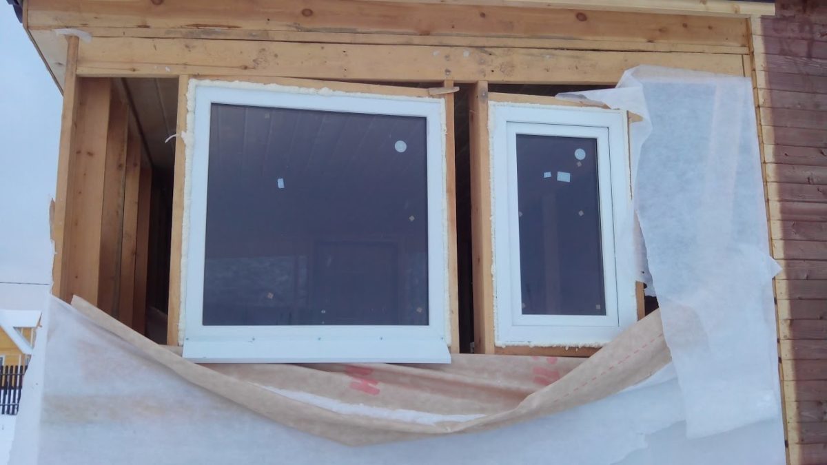 Características de la instalación de ventanas de plástico en una casa de marco