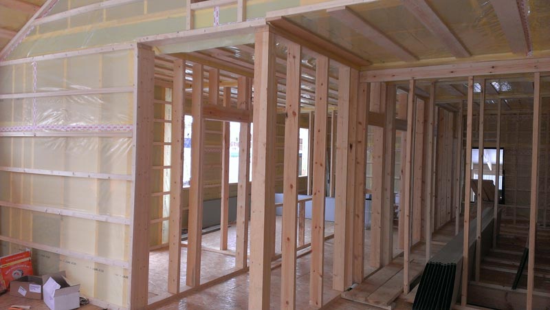 El procedimiento para aislar las paredes de una casa de marco con lana mineral y otros materiales.