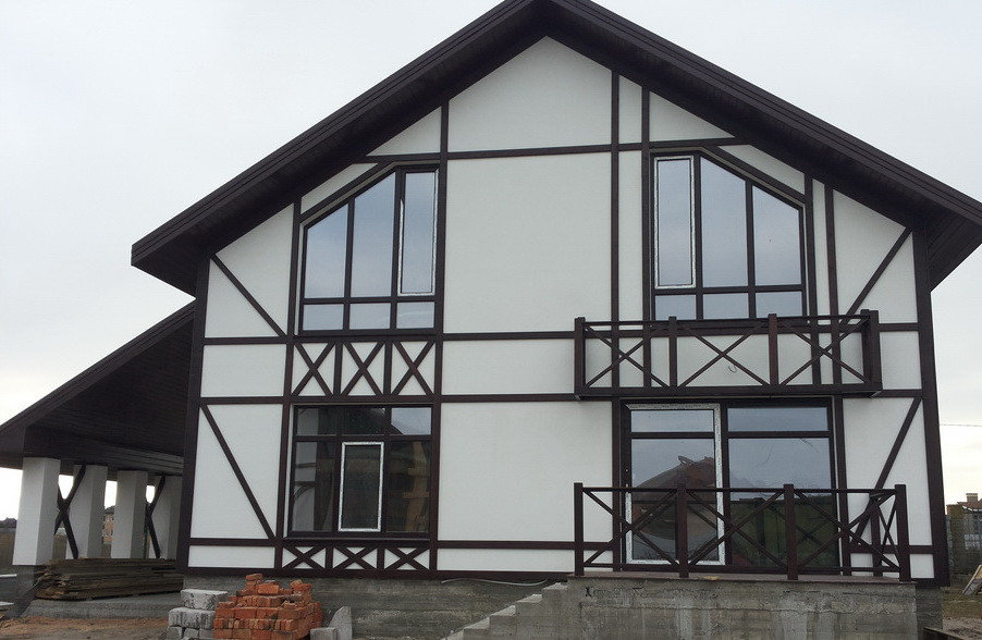 Materiales para el acabado de la fachada de una casa de marco