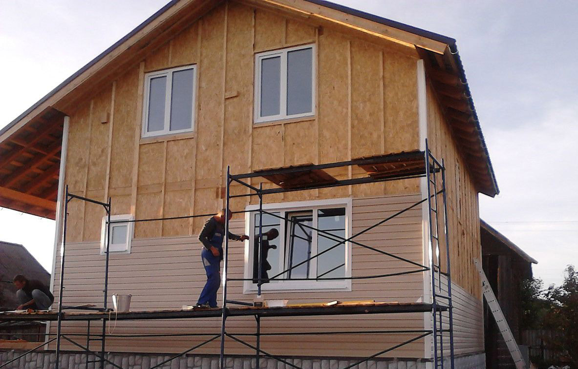 ¿Cuál es la mejor manera de enfundar una casa de marco desde el exterior?