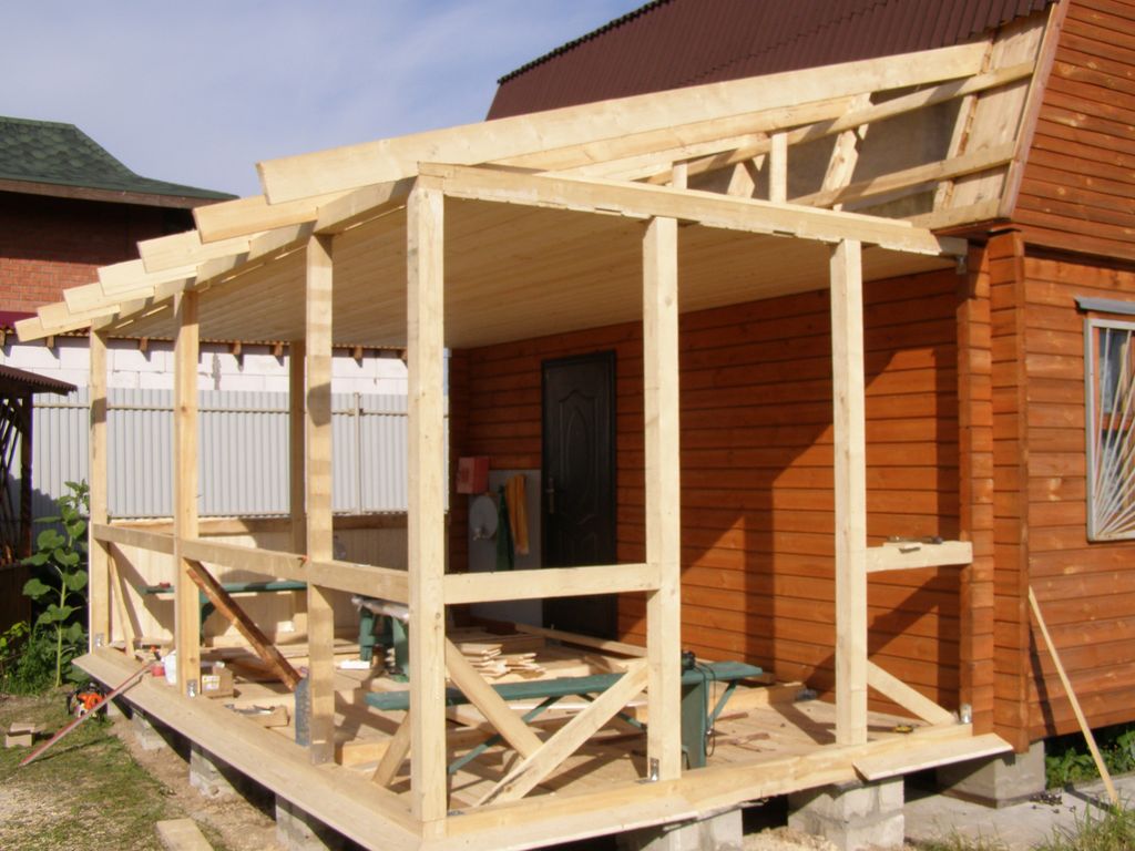 Auto-erección de una terraza de marco a la casa: un orden completo de acciones