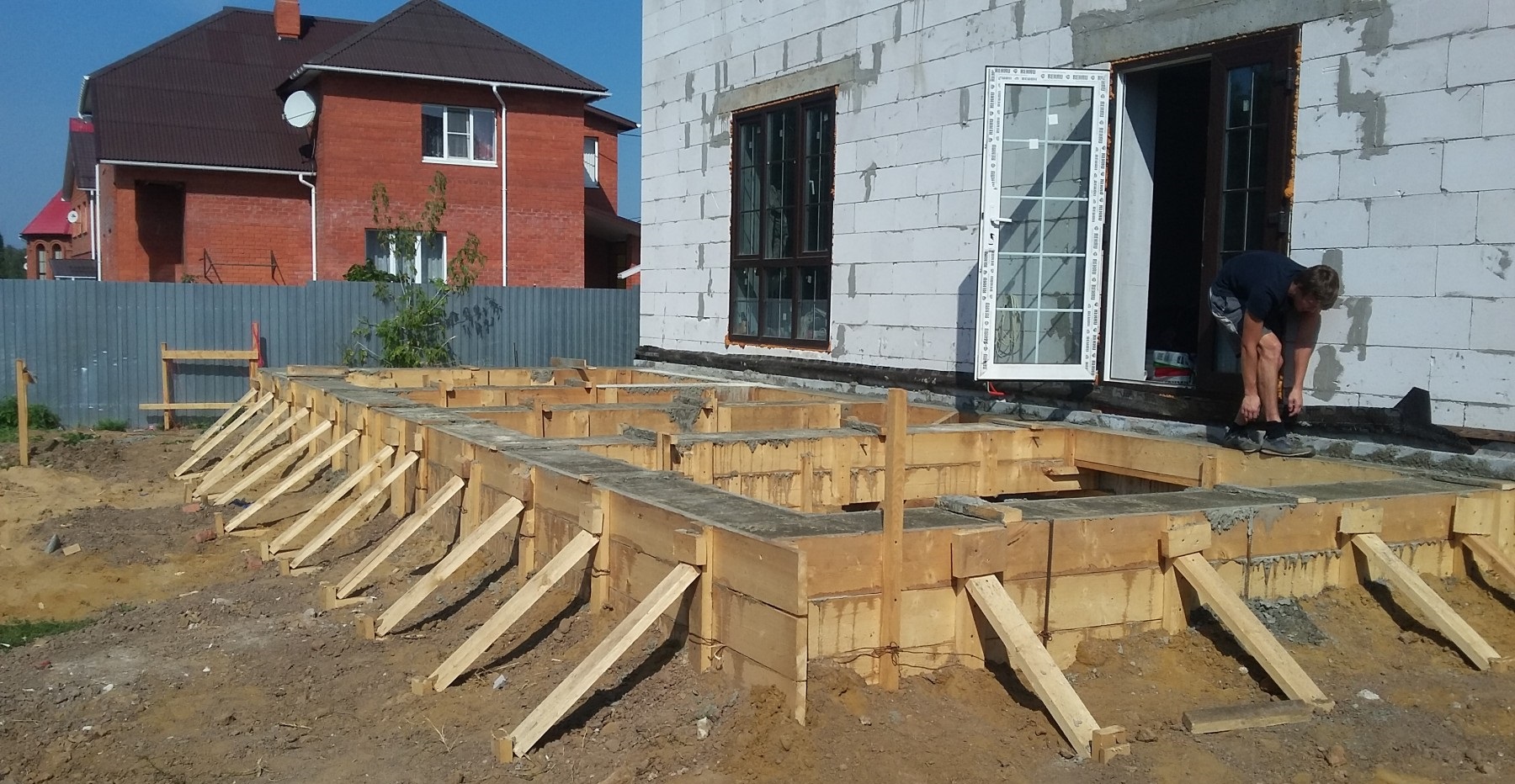 Auto-erección de una terraza de marco a la casa: un orden completo de acciones