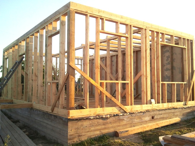 Construcción de una casa de marco 10 por 8