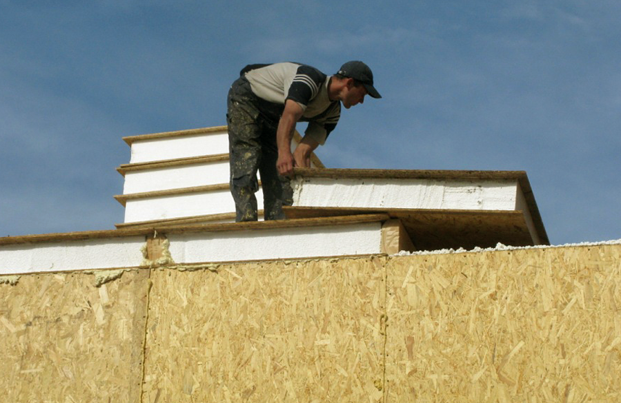 Construcción de las paredes de la casa marco