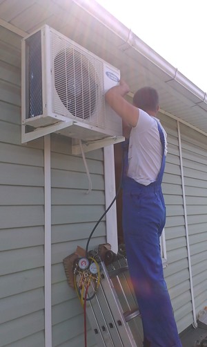 Instalación de aire acondicionado en una casa de marco