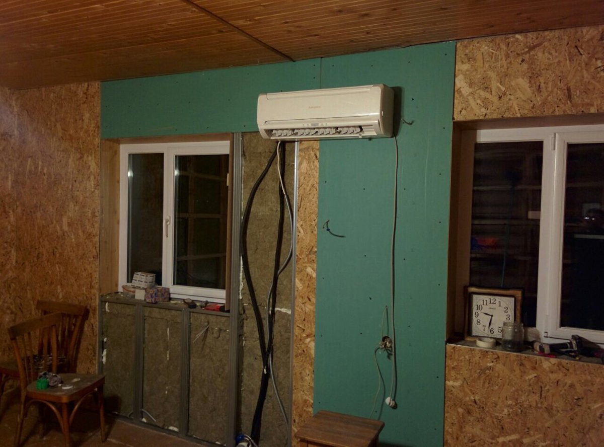 Instalación de aire acondicionado en una casa de marco