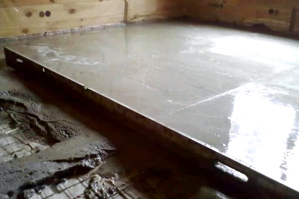 Las baldosas en un piso de madera no son un mito, sino soluciones de diseño competentes