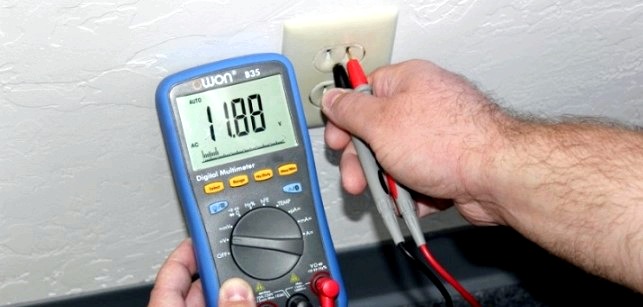 Cómo comprobar el voltaje en una toma de corriente con un multímetro