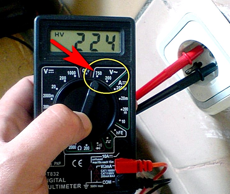 Cómo comprobar el voltaje en una toma de corriente con un multímetro