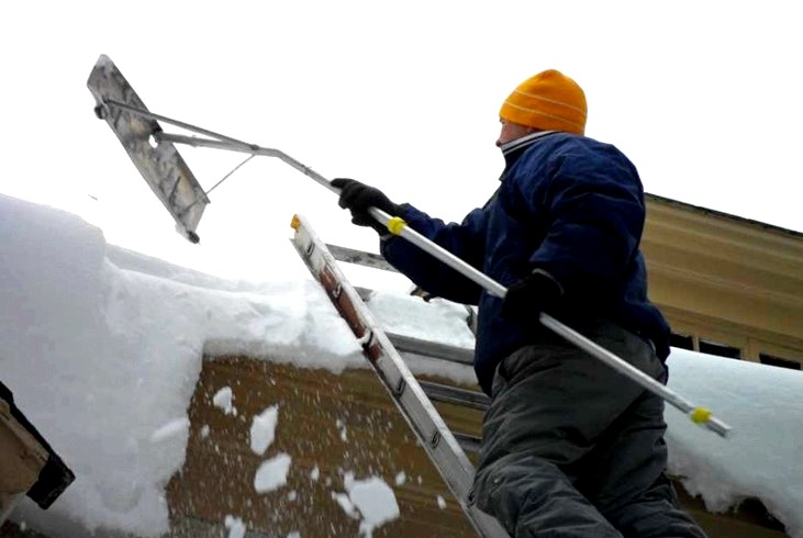 Cómo quitar la nieve del techo de una casa privada