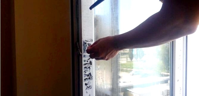 Cómo quitar la película pegada de las ventanas de plástico