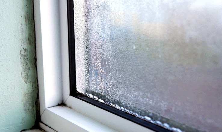 Condensación en las ventanas dentro del apartamento