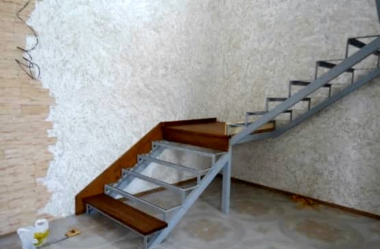Escaleras al ático en una casa privada - qué son y cuáles elegir