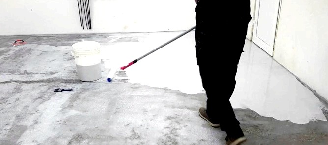 Cómo pintar un piso de concreto en el garaje