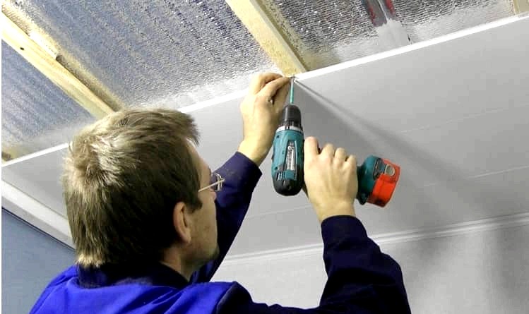 Cómo hacer un techo de paneles de plástico en un balcón