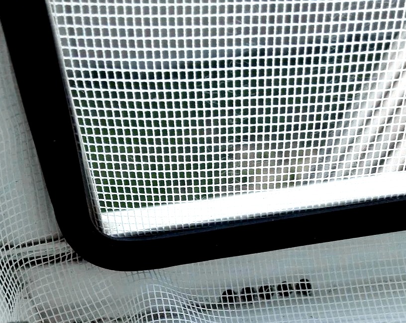 Cómo instalar mosquitera en la ventana de plástico