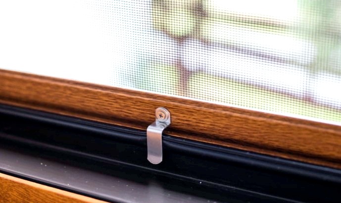 Cómo instalar mosquitera en la ventana de plástico