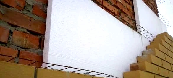 Aislamiento de la fachada de la casa con espuma de plástico