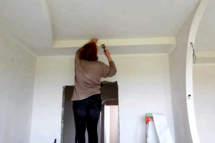 Cómo masilla un techo de paneles de yeso para pintar: características y recomendaciones